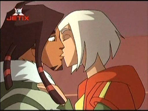 Rocket-and-Tia-kissing-galactik-football-2953754-512-384.jpg, 37 KB